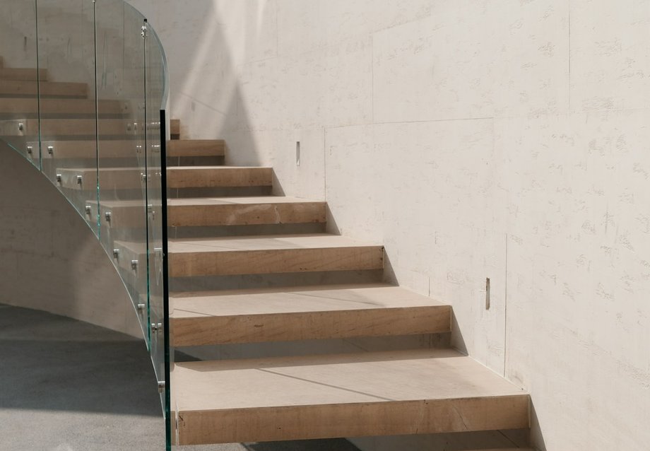 Treppenhaus mit Glasgeländer